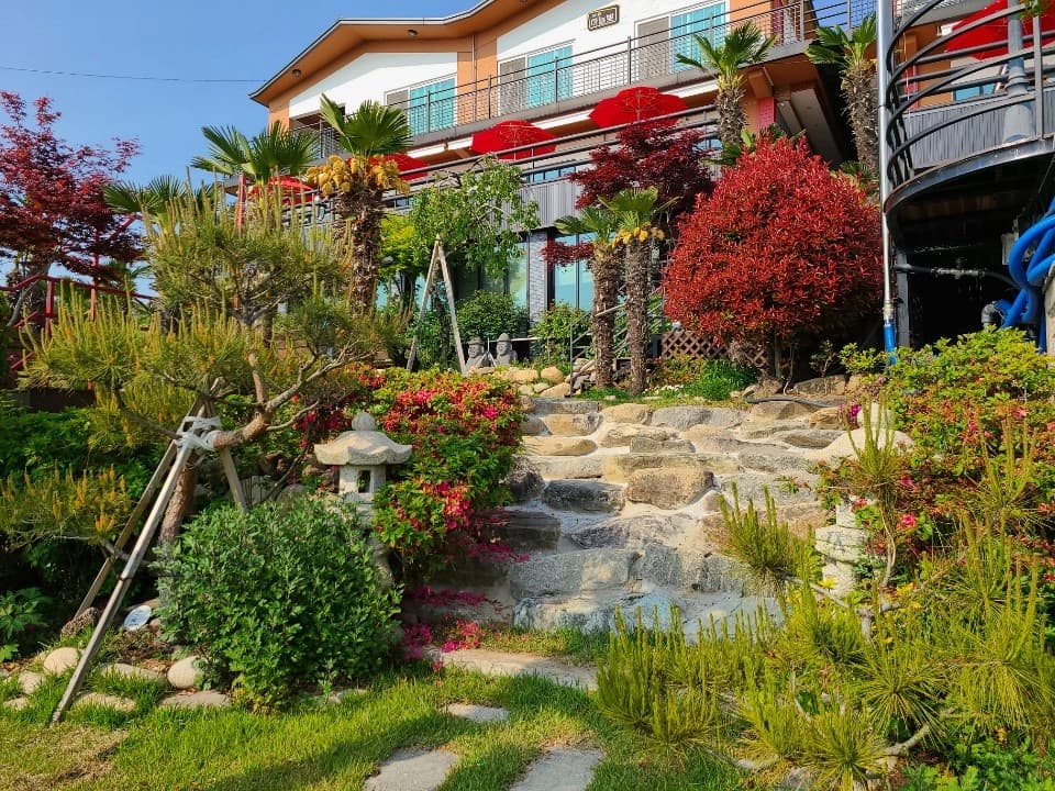 하늘빛바다펜션 초여름 저녁 정원 돌계단