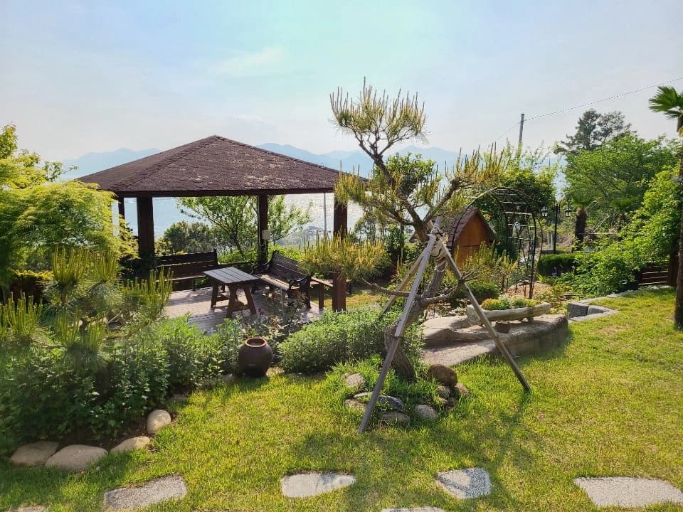 하늘빛바다펜션 초여름 아침 정원 정자