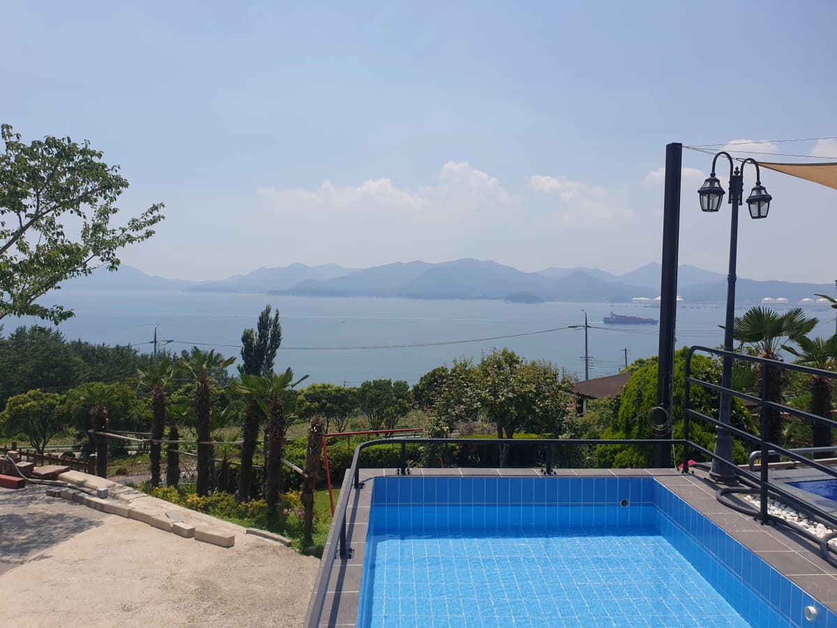 하늘빛바다펜션 초여름 낮 낮-수영장-바다전망-정원