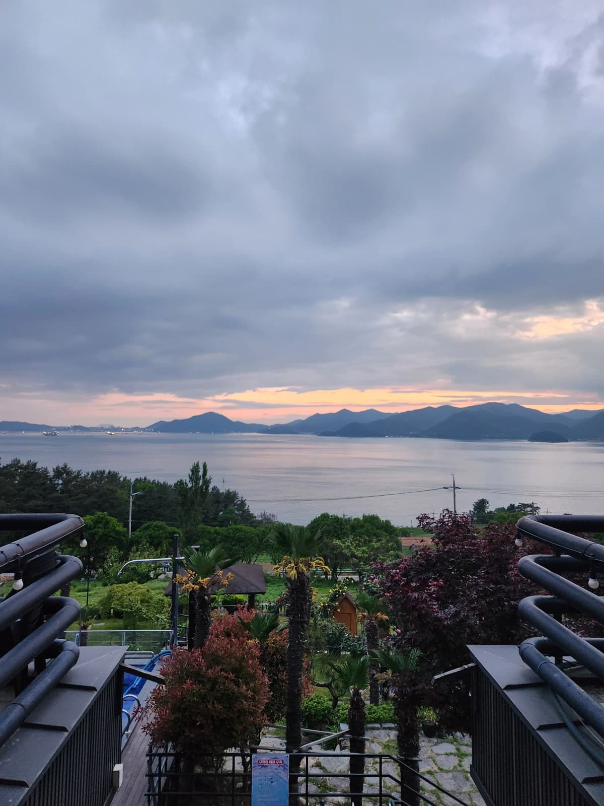 하늘빛바다펜션 봄 저녁 저녁 무렵 정원과 바다