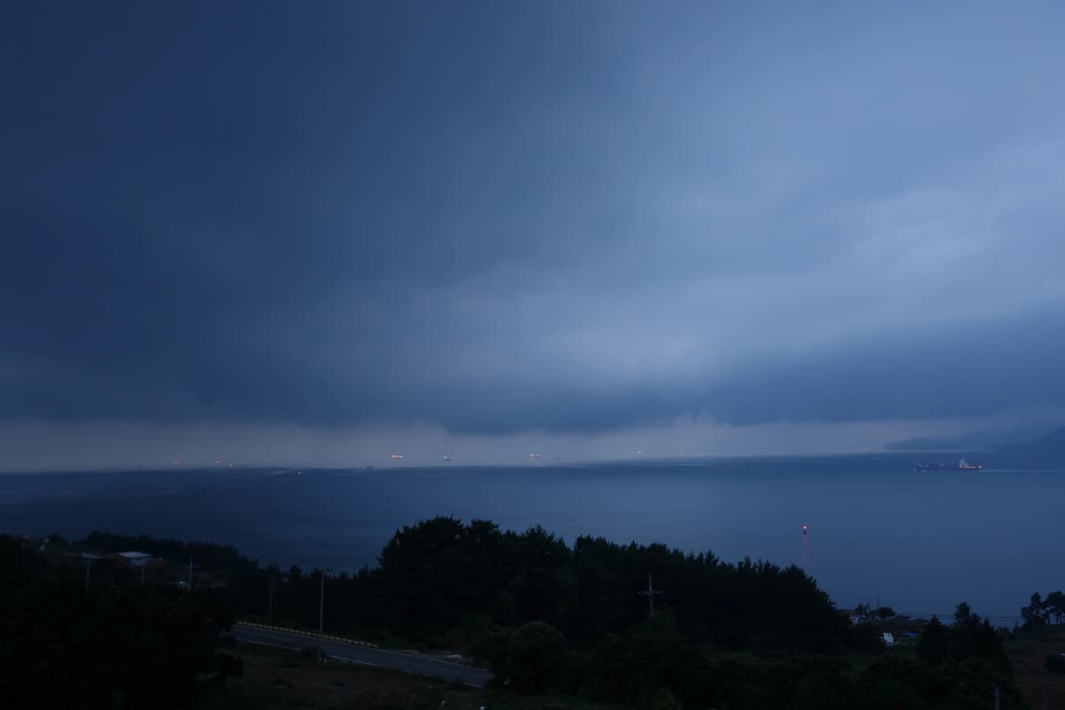 하늘빛바다펜션 여름 저녁 어느 태풍 불던날 바다의 경계