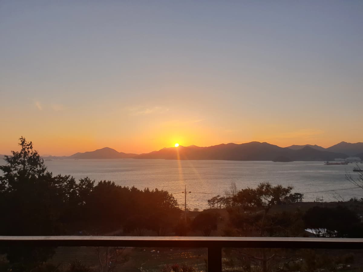 하늘빛바다펜션 겨울 저녁 노을에 잠긴 바다