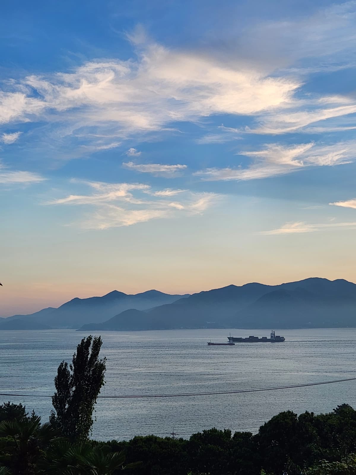 하늘빛바다펜션 여름 저녁 바다와 배