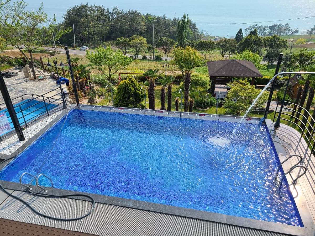 하늘빛바다펜션 봄 낮 위에서 바라본 수영장
