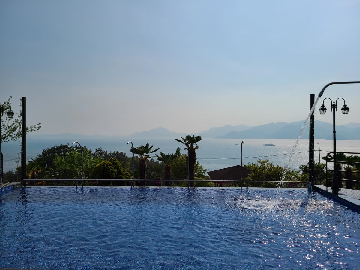 하늘빛바다펜션 봄 낮 해무낀 바다와 수영장