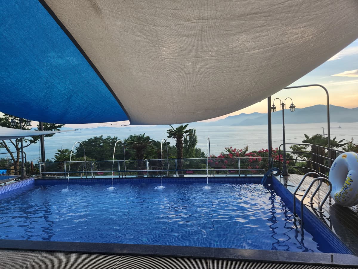 하늘빛바다펜션 여름 저녁 해질녘 수영장